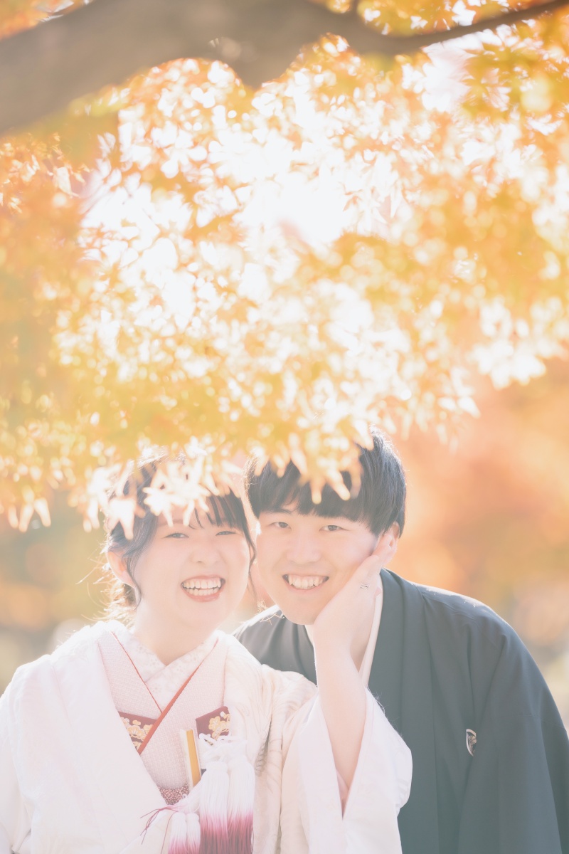 紅葉の祝福、ふたりの抱擁
