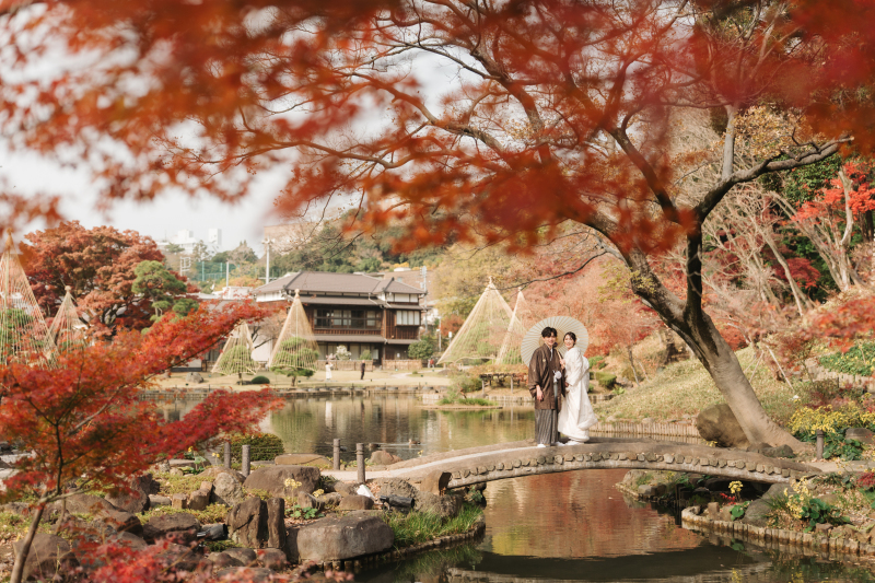 紅葉に囲まれた日本庭園のスポット