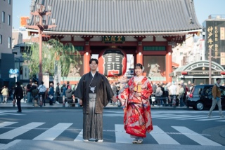 街の中で楽しむ、ふたりらしい和装撮影