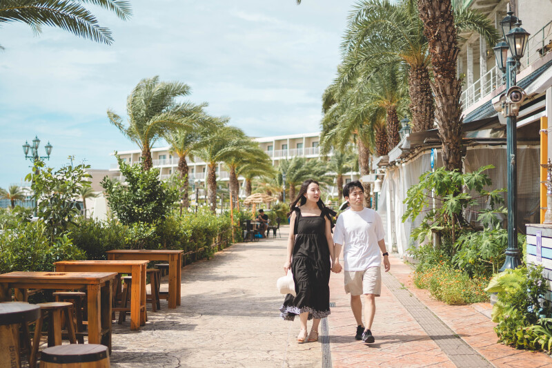 街中を歩く自然なお二人も