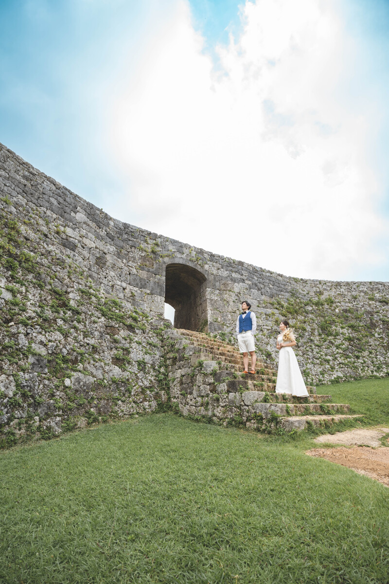 空と芝生と石垣と