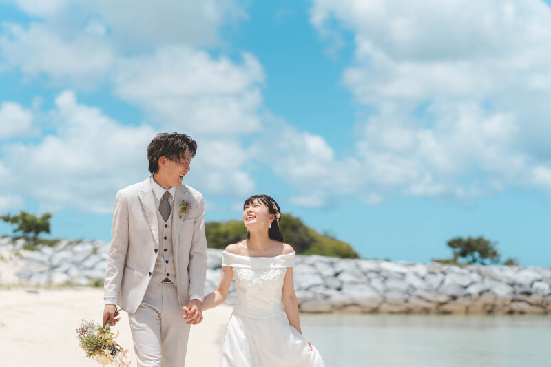 波打ち際を笑顔で歩く