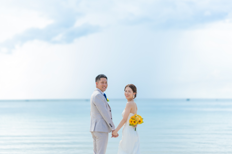 後ろ姿からこちらへ振り向き