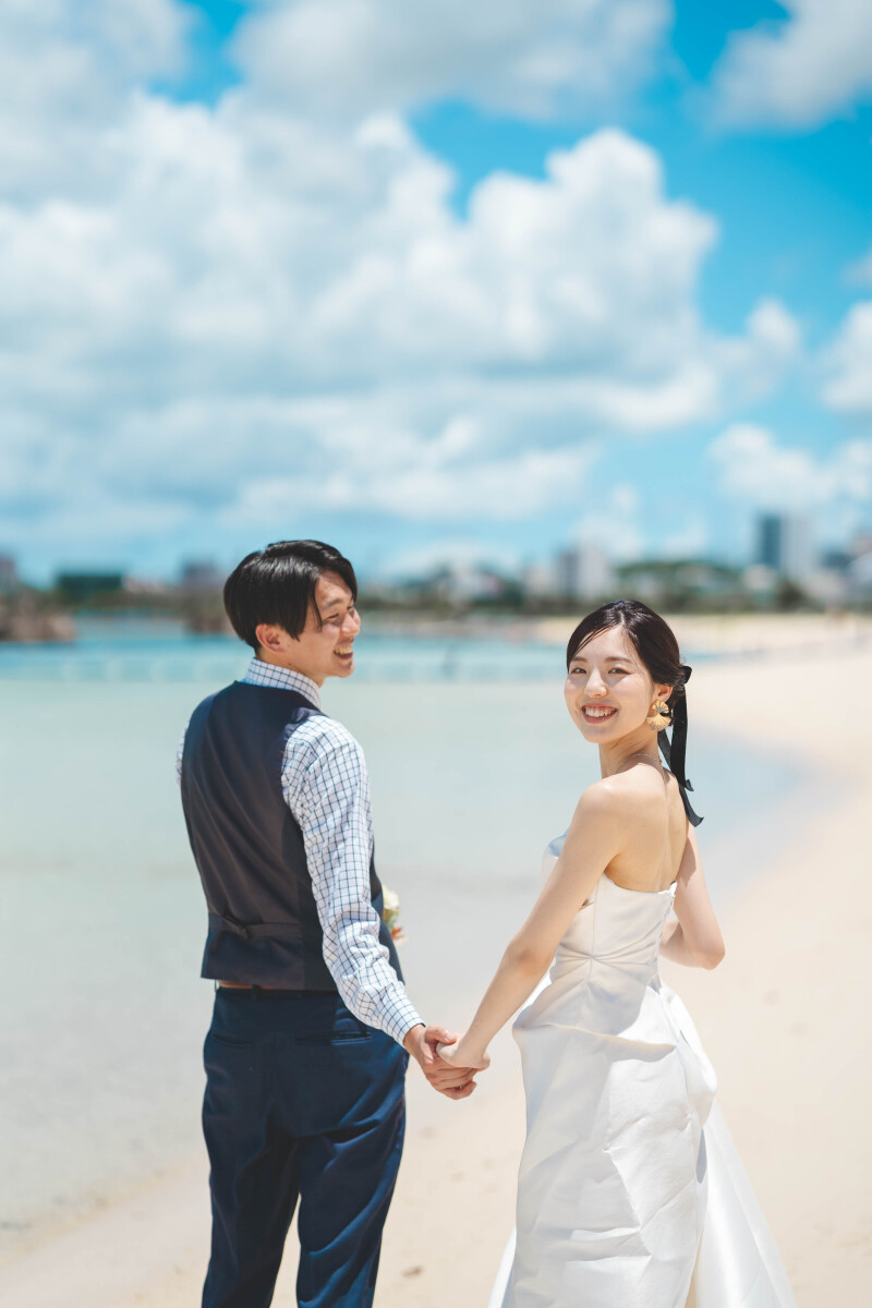 振り向きながら