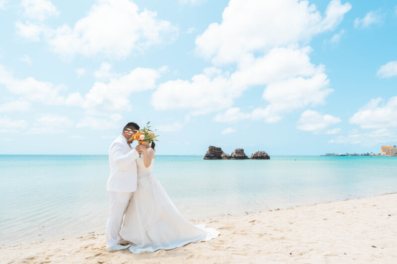 ブーケでお顔を隠して