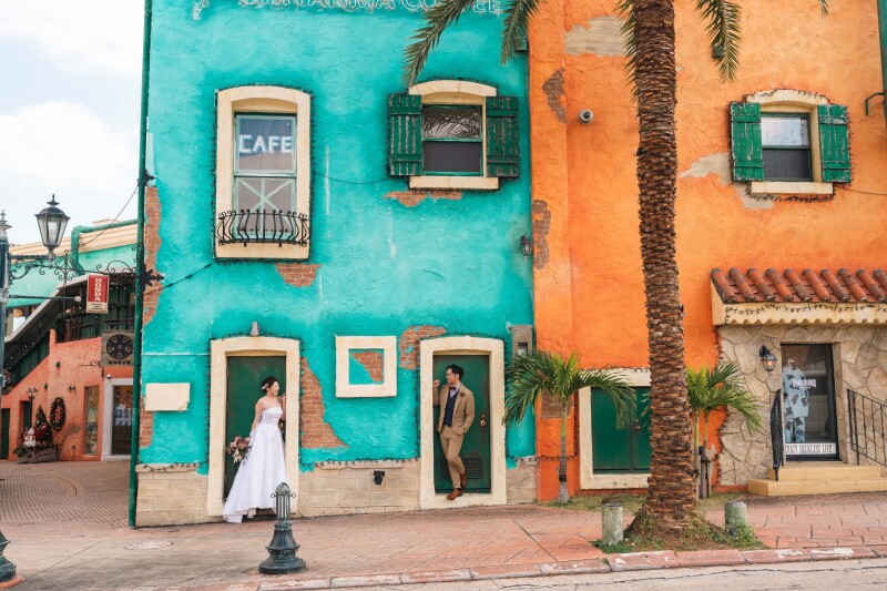 カラフルな壁と