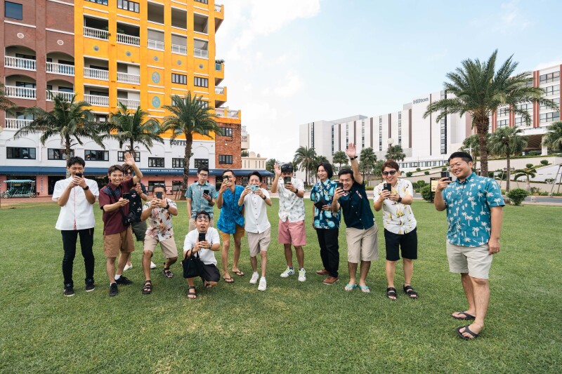 あやされるカメラマン