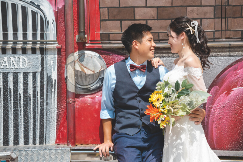 車の壁画の前で