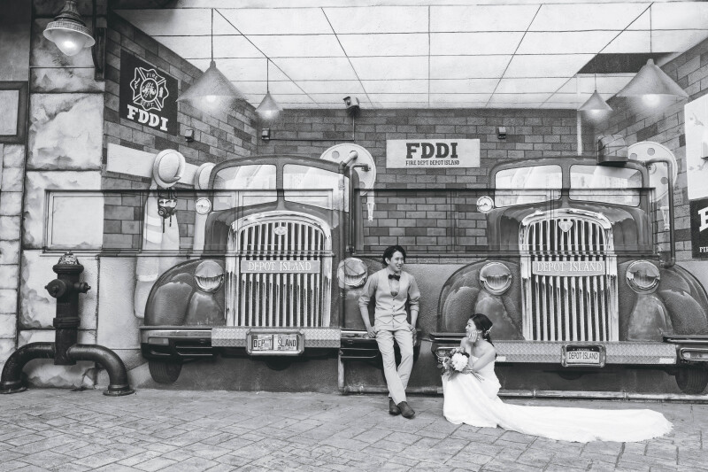 お洒落な壁画の前で