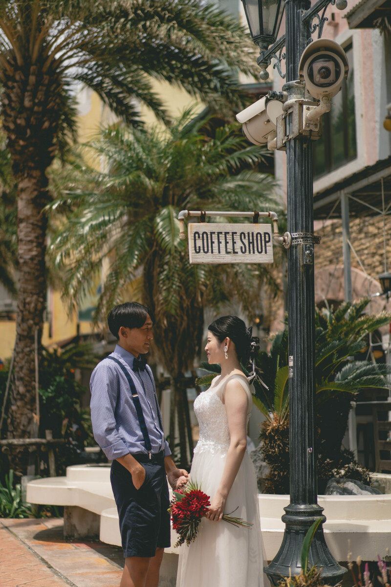 見つめ合い自然な表情で