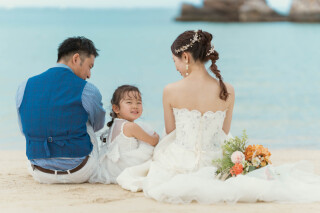 お子様もご一緒にビーチでフォトウェディング♡
