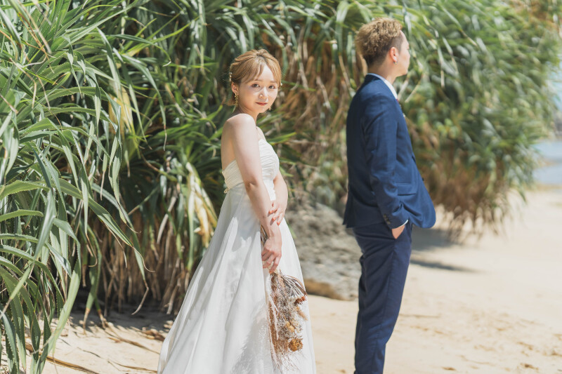 アダンの木を背景に