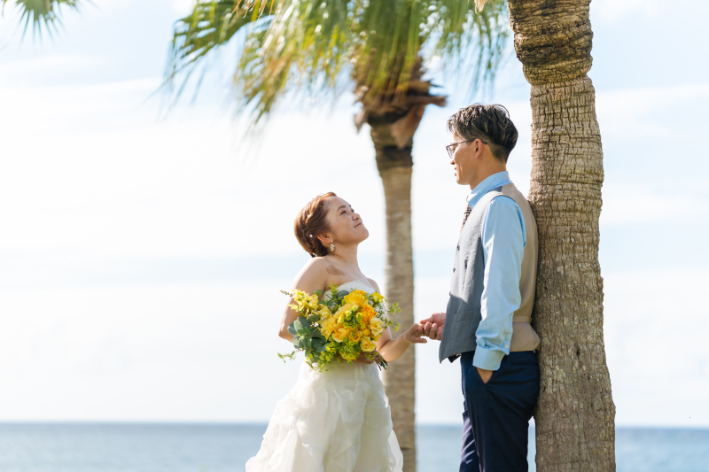 ヤシの木と一緒に♪おふたりの身長差も素敵です♡