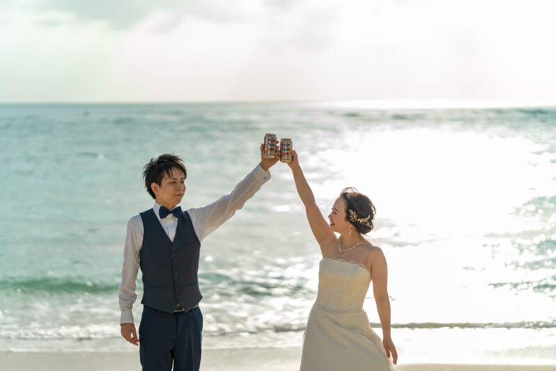 オリオンビールを持って