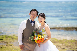 青空の下でウェディングフォト撮影♪