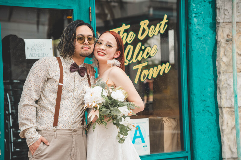 ピザ屋さんの前で