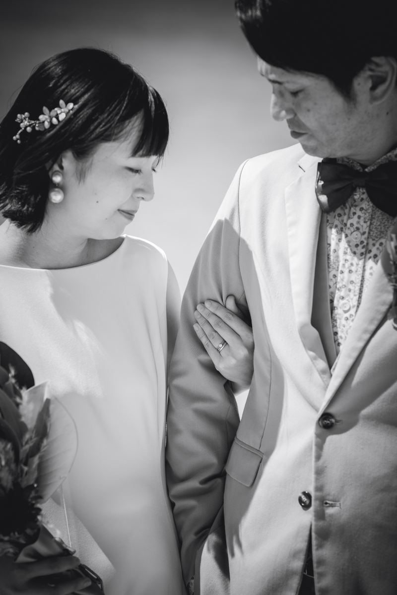 指輪を見つめるおふたり