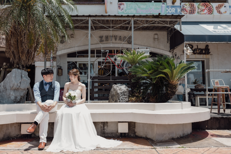 おしゃれなカフェの前で