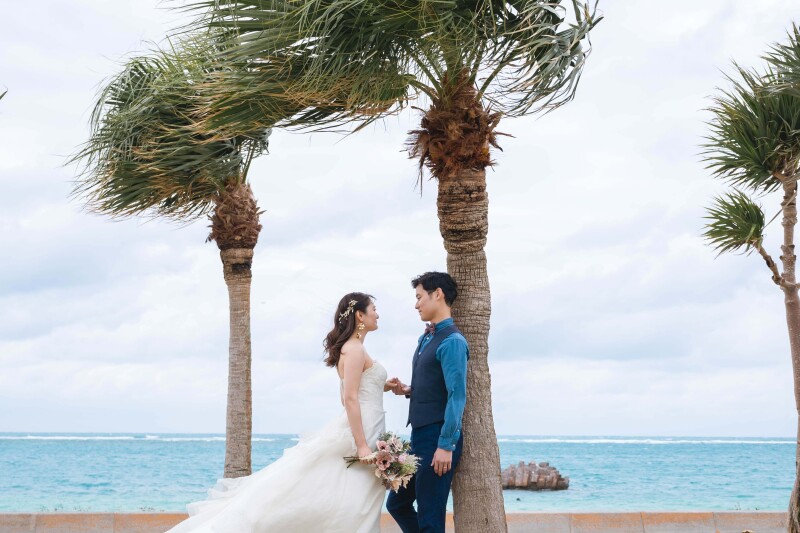 手を取り合って