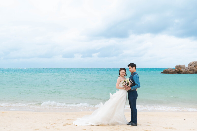 ドレスが風になびいて綺麗なラインに