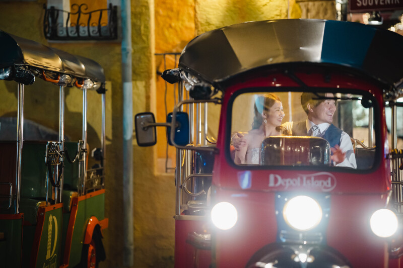 夜の街並みとトゥクトゥク