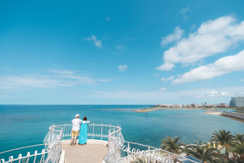 青空と海とヤシの木