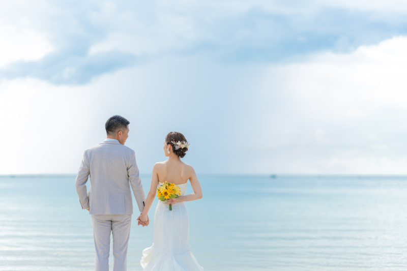 海を向いてふたりで手繋ぎ