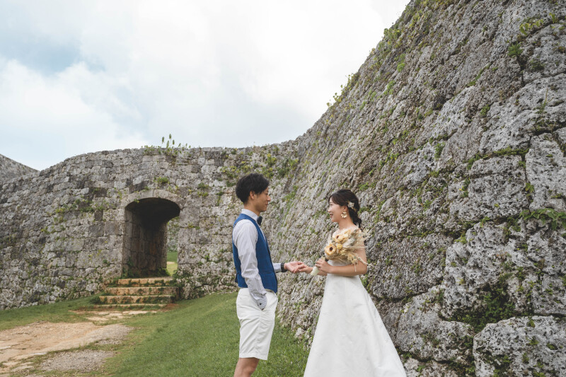 手を取り合って