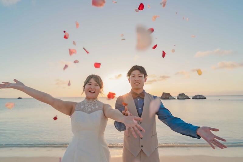薔薇の花びらでフラワーシャワー