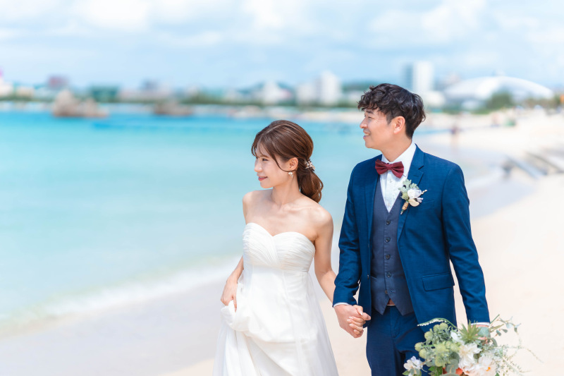 手を取り合って