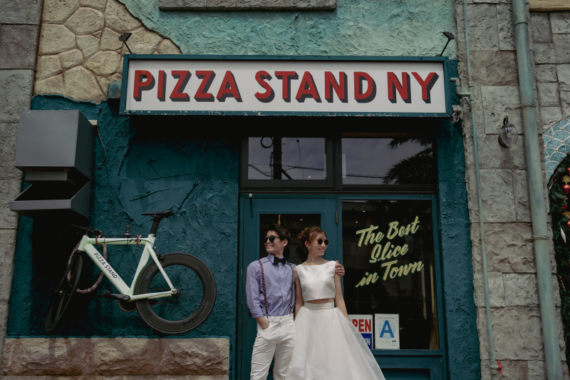 おしゃれなピザ屋さんの前で撮影スタート!