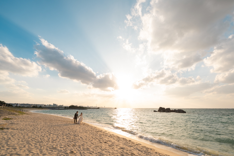 広い砂浜を二人で歩く