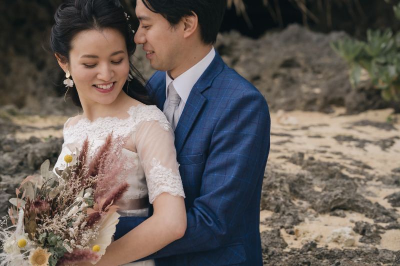 天気の変わりやすい沖縄でウェディングフォト