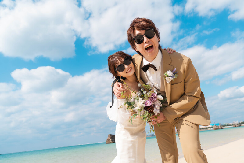 青空をバックに仲良く肩を組んで〜!サングラスをかけてちょっとしたおふざけショットも可愛い♡♡♡