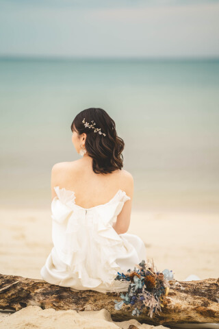 新定番のハーフツイン。幼くなりがちなツインはウェーブをミックスした巻きで調整。大人にも似合うスタイルへ。