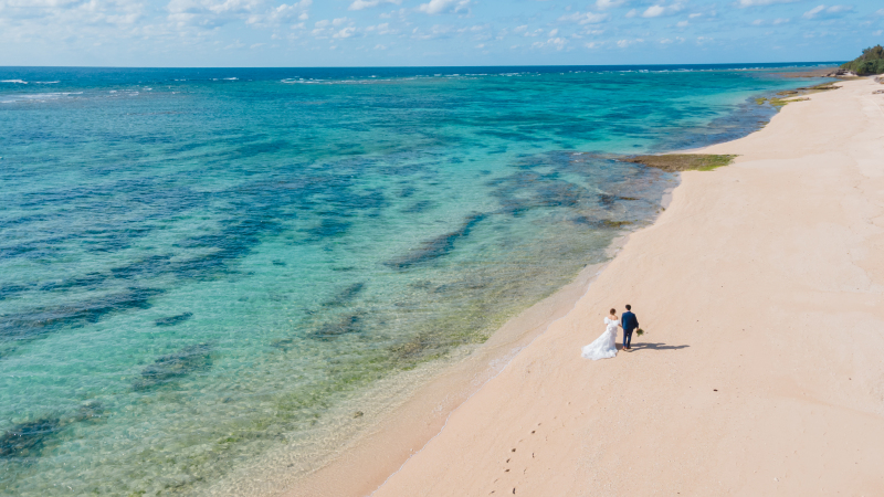 【11月12月平日撮影限定】1ロケ&ドローン撮影プラン(読谷村天然ビーチ)通常より2万円安い⇨59,000円☂️雨天日程変更無料