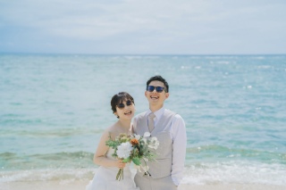 人気のアラハビーチでは海やヤシの木・芝生・赤煉瓦東家での撮影ができちゃいます!サロンから車で5分なので旅行中の隙間時間で撮影可能