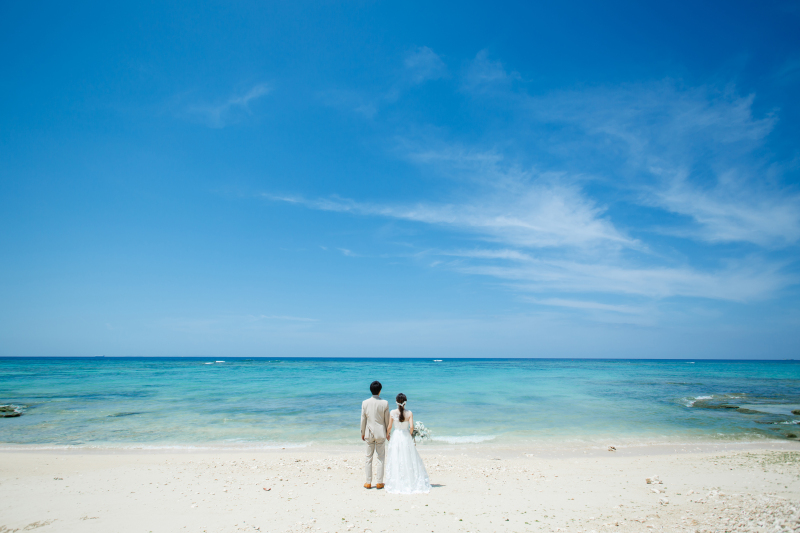 青い海と空を前に