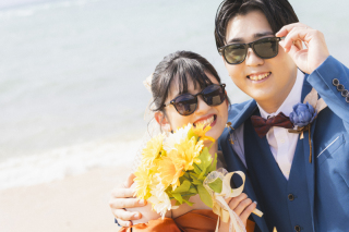 サングラス越しのハッピーウェディング