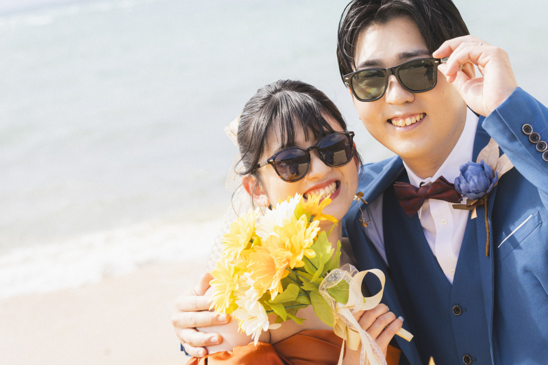 サングラス越しのハッピーウェディング