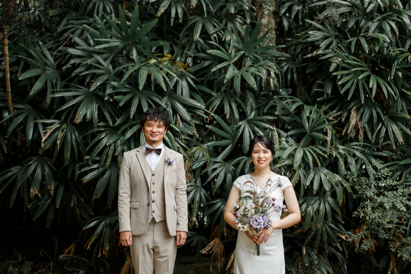 緑に映える笑顔