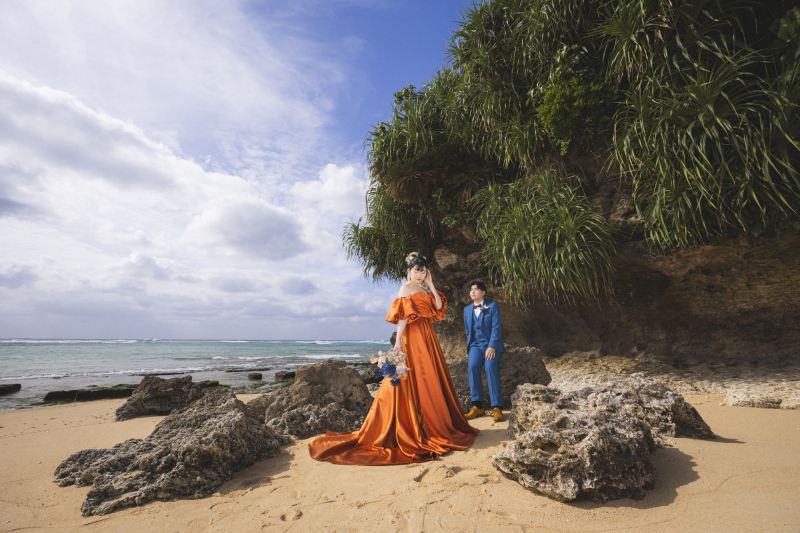 緑と岩に囲まれた小さなビーチ