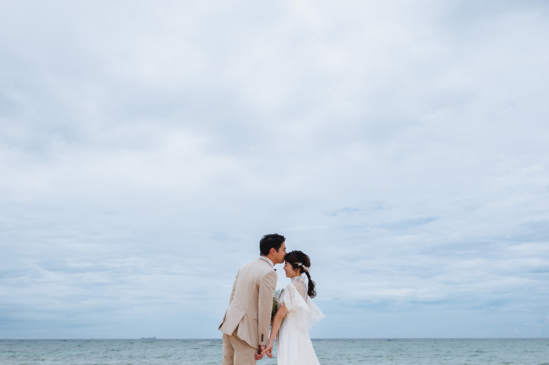 ぎゅっと、手と手、繋いで。