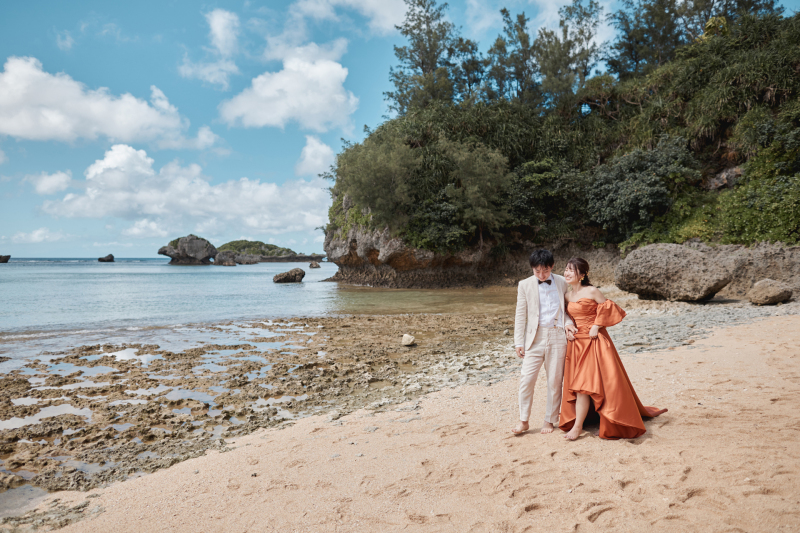 ビーチで寄り添う、ふたりの時間