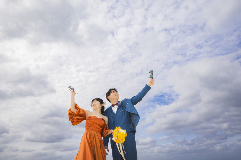 空に掲げたサングラス