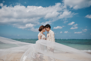 Navy Wedding_真っ白なバルーンと青空