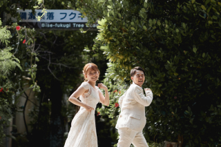 Navy Wedding_真っ白なバルーンと青空