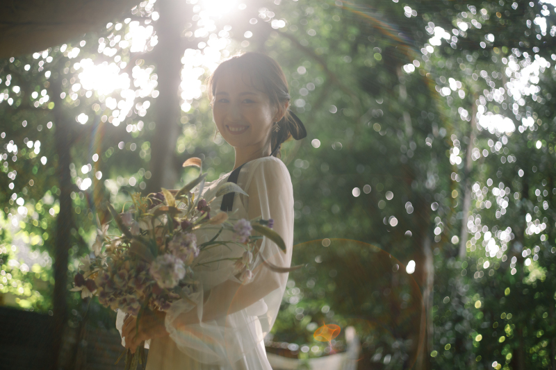 柔らかい逆光に包まれた花嫁様の、はにかんだ笑顔が素敵な瞬間でした。