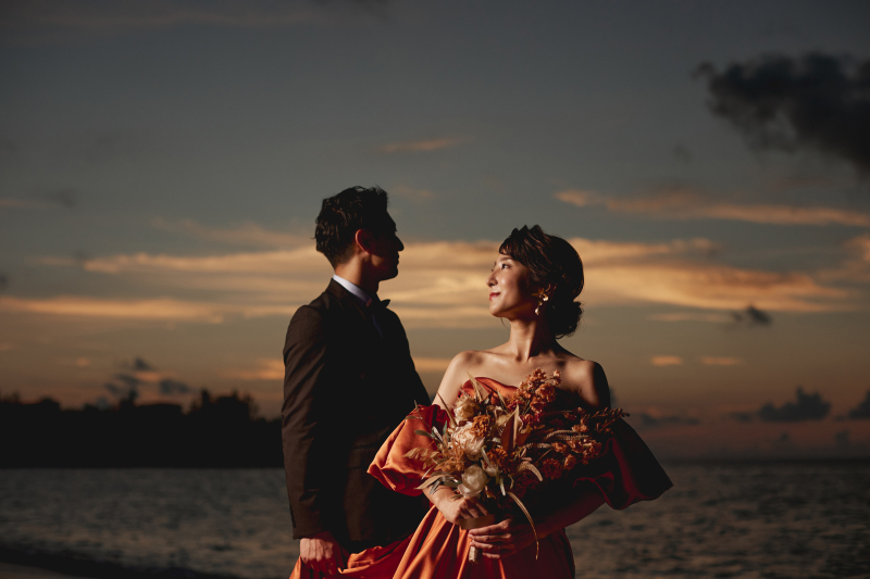 サンセットとストロボを活かしたライティングでスタイリッシュに。