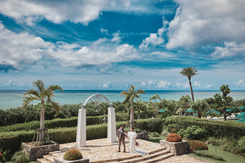 【純白のチャペルフォトプラン】ドレス・タキシード1点｜データ100カット｜ビーチ撮影つき